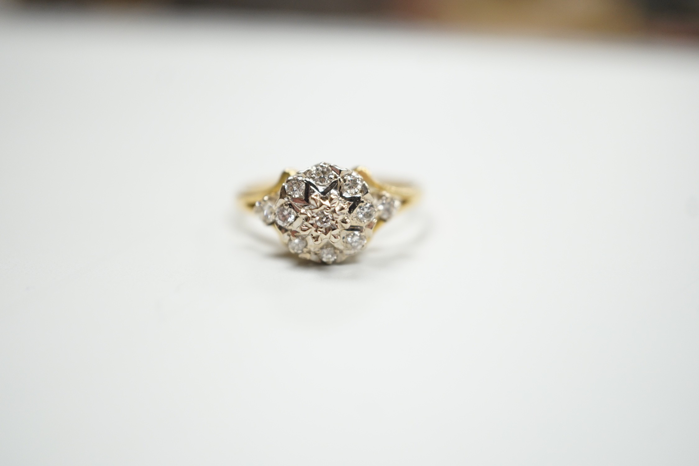 A modern 18ct gold and diamond chip set cluster ring, size 4 grams.